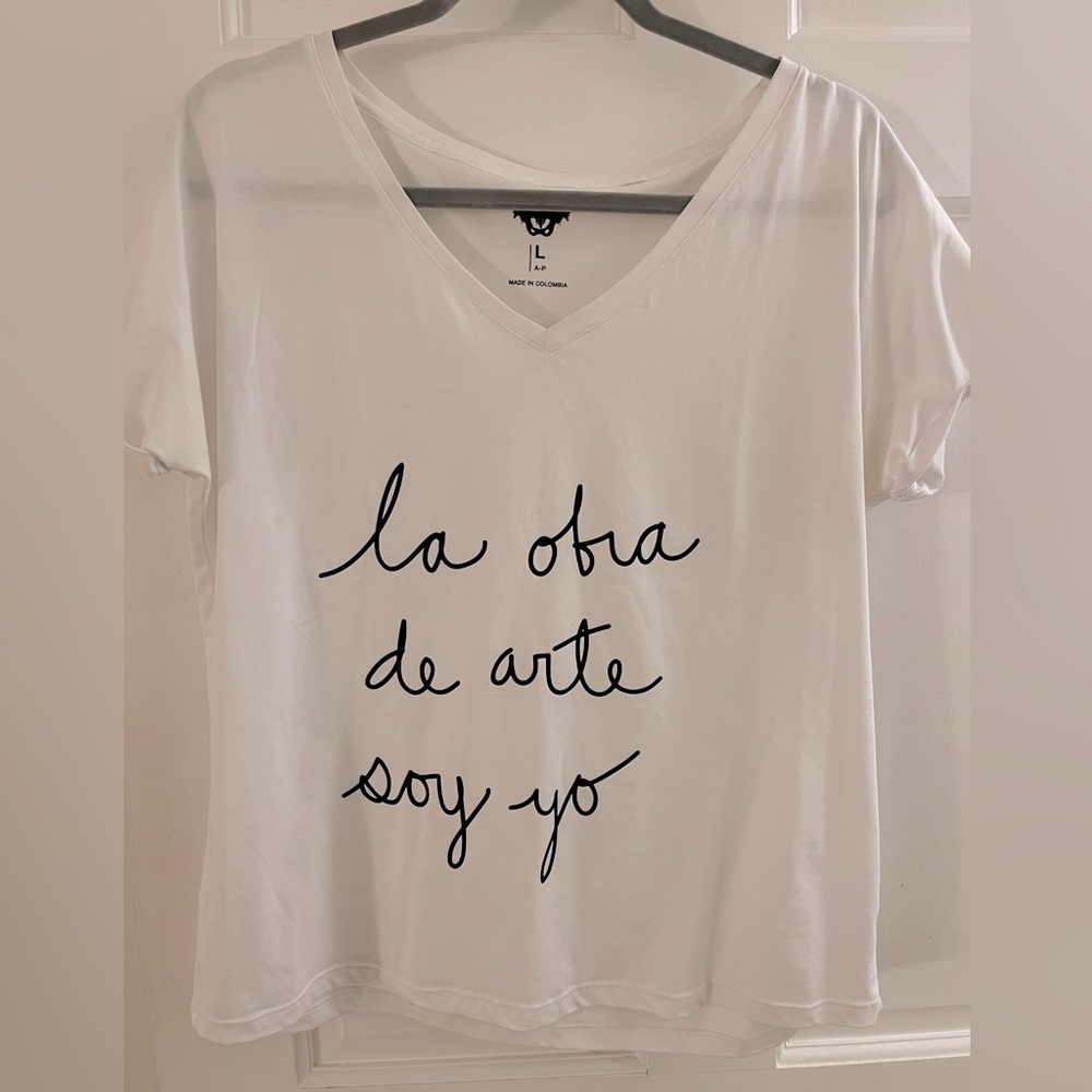 La Obra de Arte Soy Yo by Designer Paula Sarmiento. V neck t-shirt Size L.